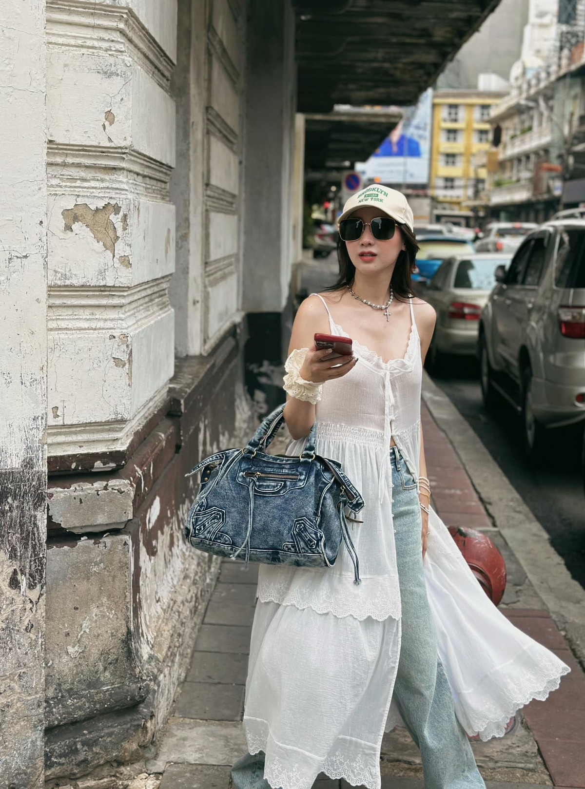 Khi quyết định hẹn hò, vợ chồng hot girl Hà thành phải học cách chấp nhận chuyện yêu xa vì Đức Anh làm việc tại TPHCM, còn cô nàng lại sinh sống ở Hà Nội