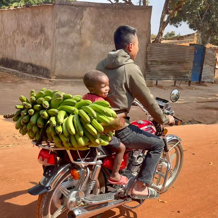 Quang Linh tâm sự, ở vùng họ đang sống không có trường tốt, anh đã định cho Lôi Con lên thành phố học. Nhưng đường quá xa và cũng khó có thể kèm cặp hàng ngày nên nam Youtuber quyết định thuê gia sư ở thành phố để về dạy kèm cho con nuôi.