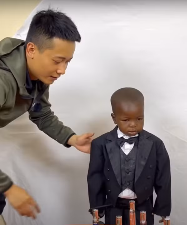 Dù Lôi Con tỏ ra đủ biểu cảm đau khổ, mếu máo, có lúc còn khóc nhè, Quang Linh vẫn không mềm lòng. Anh chàng giao hẹn với cậu bé, sau khi học buổi sáng ở trường mẫu giáo, idol giới trẻ này sẽ về nhà Quang Linh ăn cơm, ngủ trưa rồi buổi chiều bắt đầu ngồi học, chủ nhật được nghỉ.