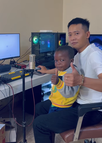 Ở trường Lôi Con đang học, cô giáo có phát giấy để làm quen mặt chữ nhưng khi Quang Linh hỏi bài, cậu nhóc vẫn ngơ ngác không biết gì.