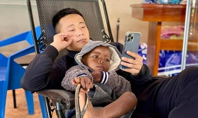 Cụ thể, Quang Linh Vlogs cho biết: "Phải đầu tư cho Lôi học thôi mọi người ạ, chứ chỉ học ở trường không ăn thua. Mình sẽ cho Lôi học ở nhà mình để dễ quản lý hơn, chứ sợ để ở nhà bố mẹ thì thằng bé lại đi chơi tiếp. Ở đây là vùng quê, bố mẹ không quản lý được chuyện học hành của con...