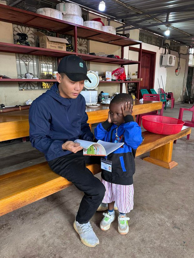 Khoảng hơn 1 tuần trở lại đây, tần suất Lôi Con xuất hiện trên sóng YouTube của team châu Phi có vẻ dày hơn, cậu nhóc hết theo người này lại đu người kia ra trang trại, đi chơi loăng quăng.