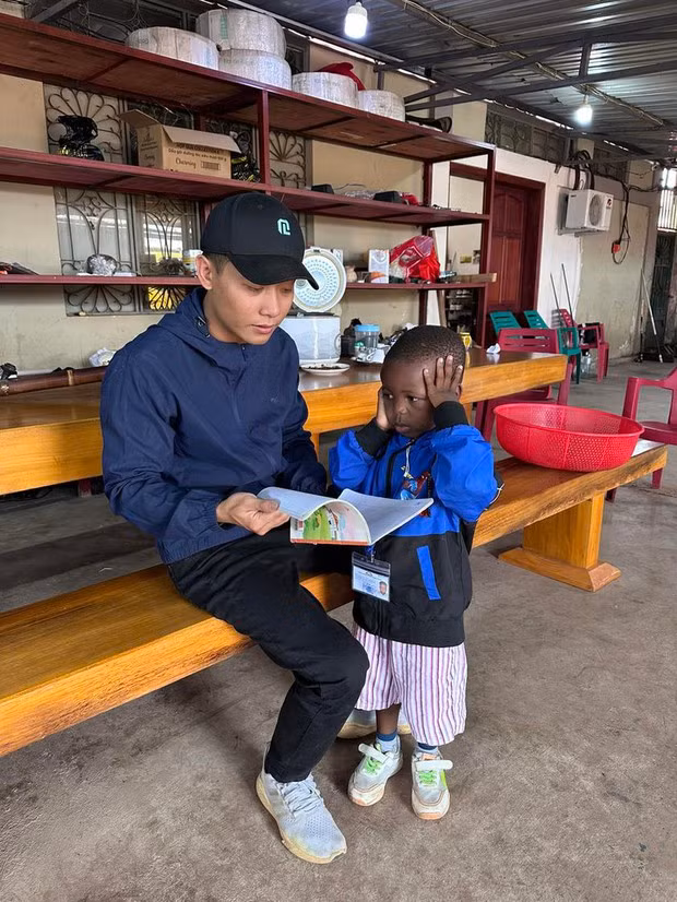 Khoảng hơn 1 tuần trở lại đây, tần suất Lôi Con xuất hiện trên sóng YouTube của team châu Phi có vẻ dày hơn, cậu nhóc hết theo người này lại đu người kia ra trang trại, đi chơi loăng quăng.