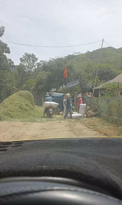 Đoạn clip chỉ hơn 1 phút nhưng lại phản ánh được sự bức xúc của tài xế cũng như những người ngồi trên xe ô tô, giữa trưa nắng phải dừng xe nhiều lần để "vượt chướng ngại vật" do các bác nông dân tạo ra trên đường làng.