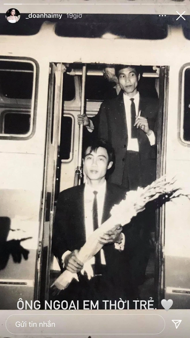 Mới đây, bạn gái tin đồn Đoàn Văn Hậu đã đăng 2 bức ảnh cưới ông bà ngoại khiến dân tình phải xuýt xoa. Doãn Hải My chia sẻ thêm: "Ông bà ngoại em. Lúc này bà em 19 tuổi còn ông em 26 tuổi".