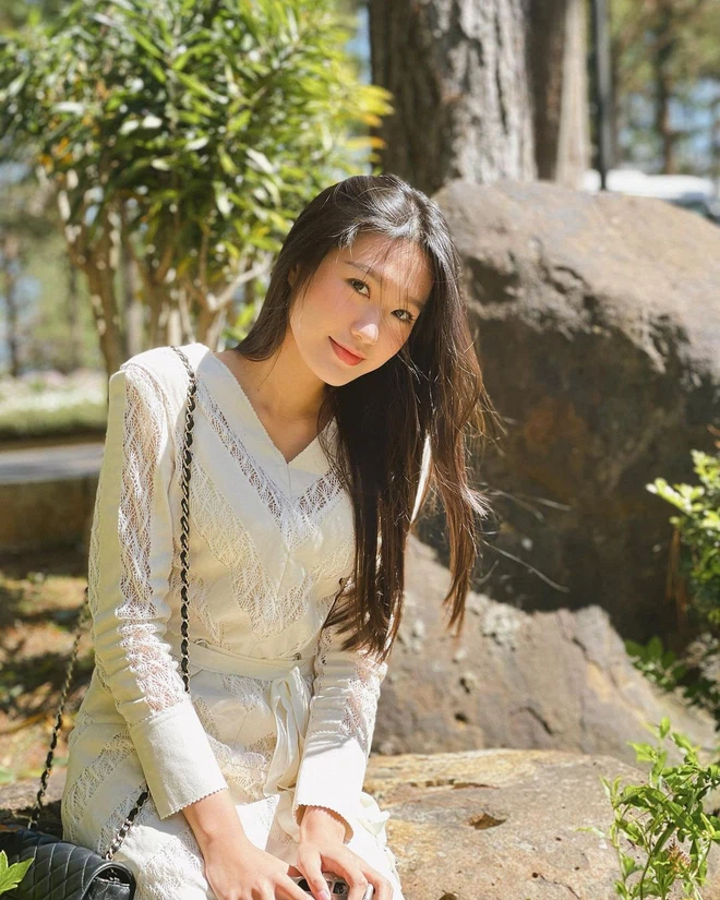 Lọt vào top 10 HHVN thì nhan sắc của Hải My khỏi phải bàn nhưng mẹ của người đẹp cũng vô cùng xuất sắc với làn da mịn màng, khuôn mặt với đường nét hài hoà.