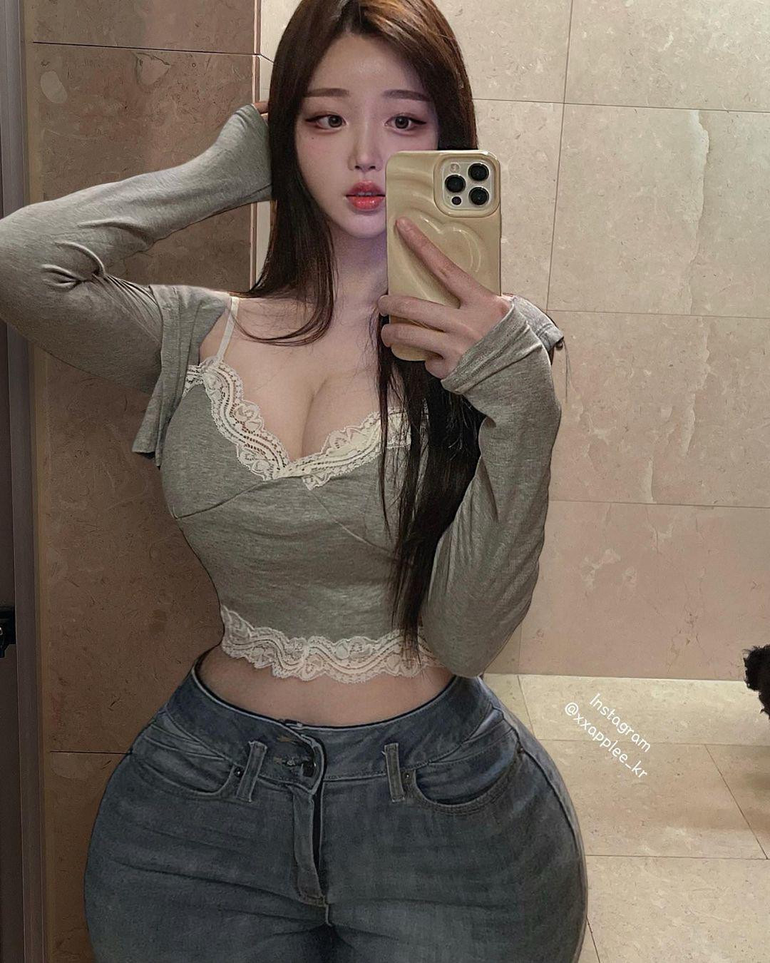 Được biết, Applee sinh năm 1991, tại Seoul, Hàn Quốc. Trước khi được biết đến nhiều với vai trò Youtuber, người đẹp từng là nhân viên ngân hàng.