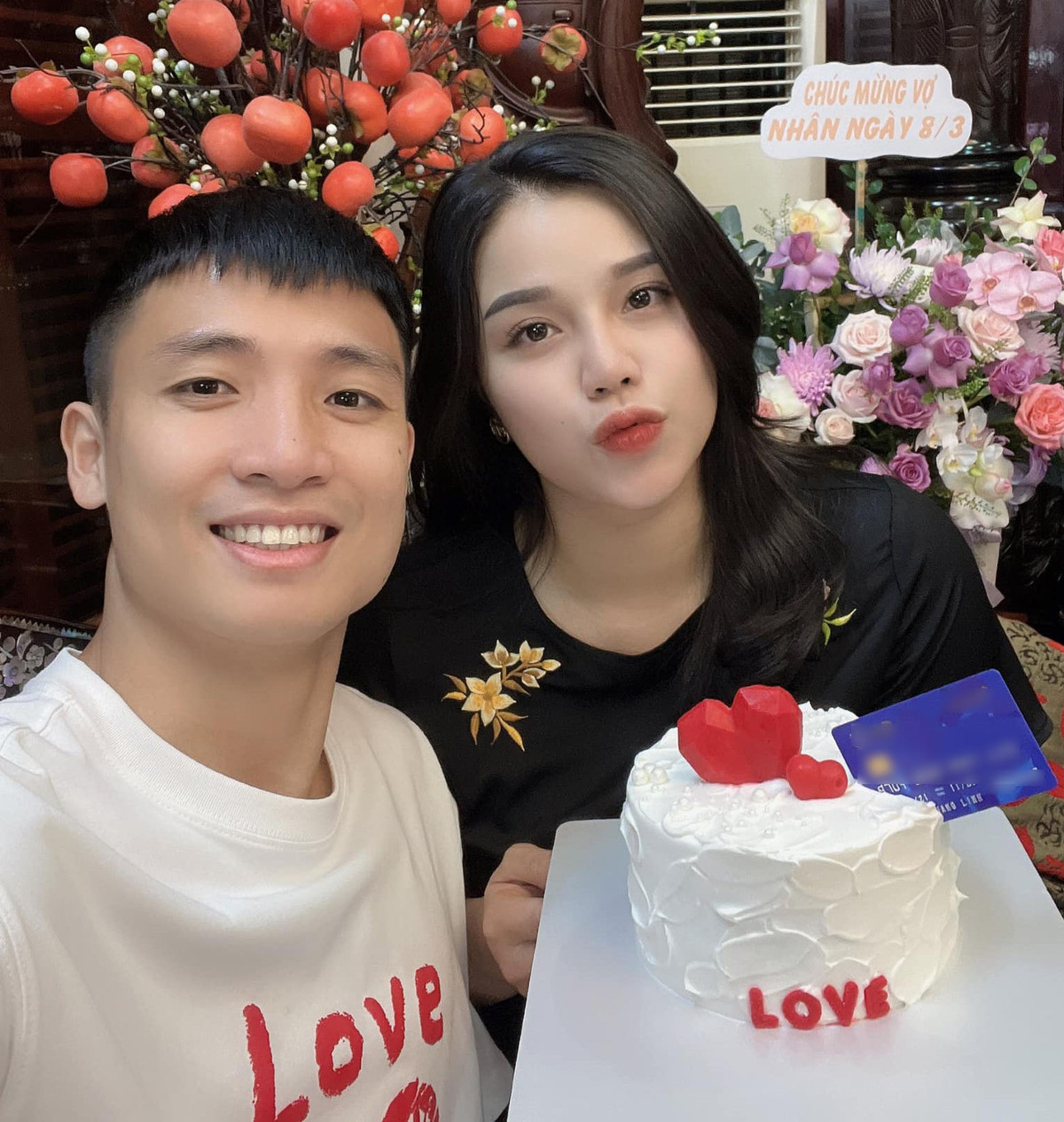 Nguyễn Khánh Linh là vợ của cầu thủ Bùi Tiến Dũng. Cô nàng đã sinh cho chàng hậu vệ hai người con.