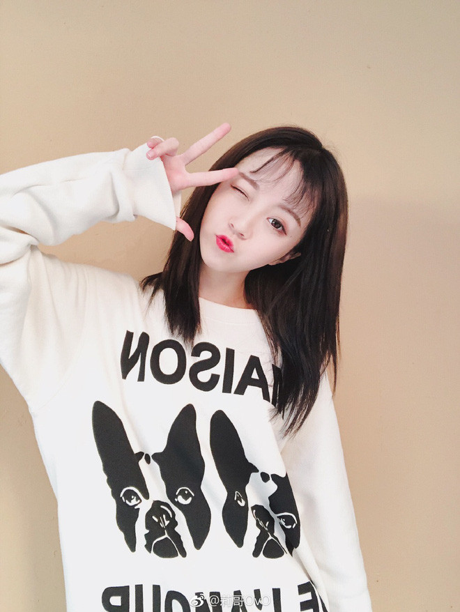 Khoảng giữa năm 2018, Lợi Ca trở nên nổi tiếng với ca khúc "Để em làm đôi mắt của anh". Ngoại hình bắt mắt cùng giọng hát dễ thương của hot girl Trung Quốc giúp cô thu hút một lượng fan khổng lồ trên mạng xã hội.