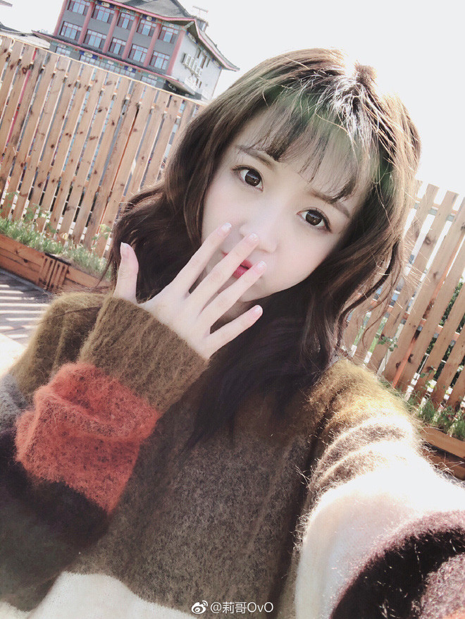 Nhờ bước đà đó, Lợi Ca thừa thắng xông lên và cho ra mắt ca khúc "Nhớ mãi không quên". Thậm chí, hot girl mạng xã hội này tham gia vào chương trình tạp kỹ trên kênh truyền hình trung ương Trung Quốc.