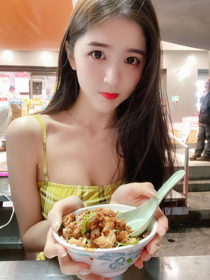 Sau khi bức ảnh hot girl ăn mì được đăng tải rất nhiều dân mạng đi lên mạng để truy tìm danh tính của nữ chính và phát hiện ra điều thú vị. Đây không phải ai quá xa lạ mà là một Youtuber tên Kiki nổi danh trên CĐM xứ Trung.