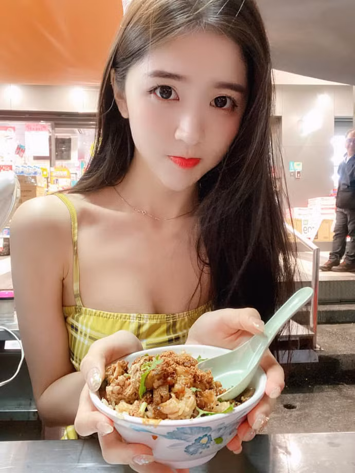 Sau khi bức ảnh hot girl ăn mì được đăng tải rất nhiều dân mạng đi lên mạng để truy tìm danh tính của nữ chính và phát hiện ra điều thú vị. Đây không phải ai quá xa lạ mà là một Youtuber tên Kiki nổi danh trên CĐM xứ Trung.