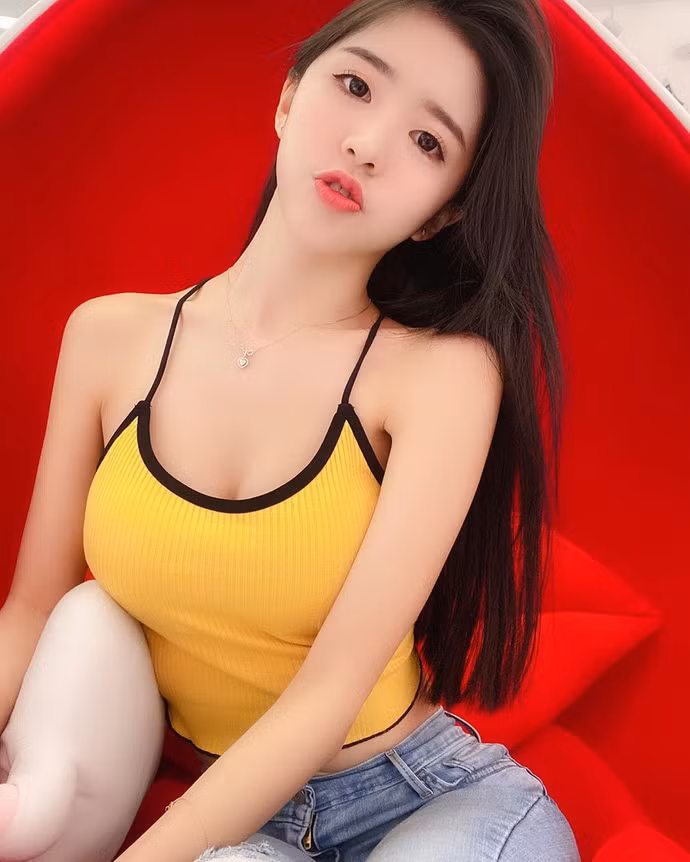 Trên trang cá nhân của mình, Kiki cũng thường xuyên xuất hiện với vẻ ngoài gợi cảm và đương nhiên nhận được sự thích thú của CĐM, đặc biệt là cánh mày râu.