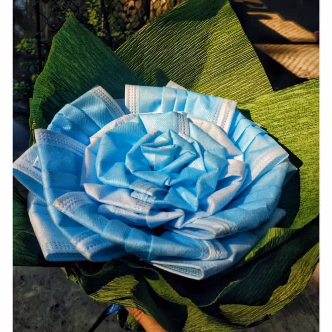 Những bó hoa được kết từ khẩu trang hài hước được dân mạng chia sẻ trên nhiều diễn đàn.