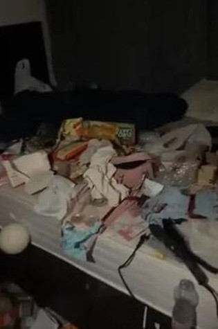 Sau khi thỏa thuận và ký hợp đồng, cô gái nhanh chóng chuyển đến ở. Do tôn trọng sự riêng tư của khách thuê nhà trọ nên anh không bao giờ đến kiểm tra, nhận tiền thuê hàng tháng qua hình thức chuyển khoản.