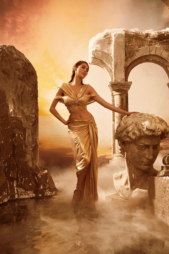 Sau loạt ảnh khiến dân mạng "nóng mắt" với đôi bàn tay hư hỏng, Ngọc Trinh và Chi Pu mới đây lại tiếp tục trở thành chủ đề bàn tán của dân mạng khi cùng nhau xuất hiện trong bộ sưu tập mới của của NTK Long Đỗ.