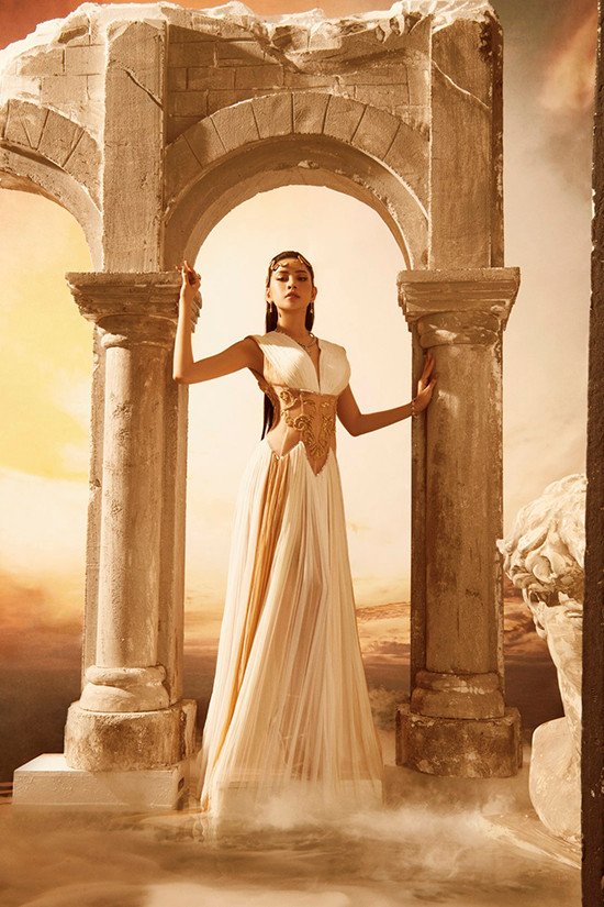 Sau khi những bức ảnh của BST mới ra mắt, NTK Long Đỗ chia sẻ: "Chi Pu hay Ngọc Trinh chính là những nữ thần trong mắt tôi, bởi họ đã ngày đêm không ngừng cố gắng để theo đuổi những chuẩn mực của sự quyến rũ".