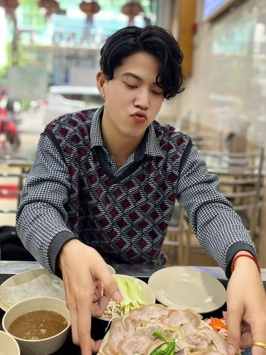 Theo đó, gặp người vô gia cư đang ngồi bên đường cùng chú cún của mình, Nờ Ô Nô đã tiến lại gần và cho tiền. Tuy nhiên, điều khiến dân tình không hài lòng đó chính là anh tiếp tục dành từ “người nghèo” để gọi người mình giúp đỡ.