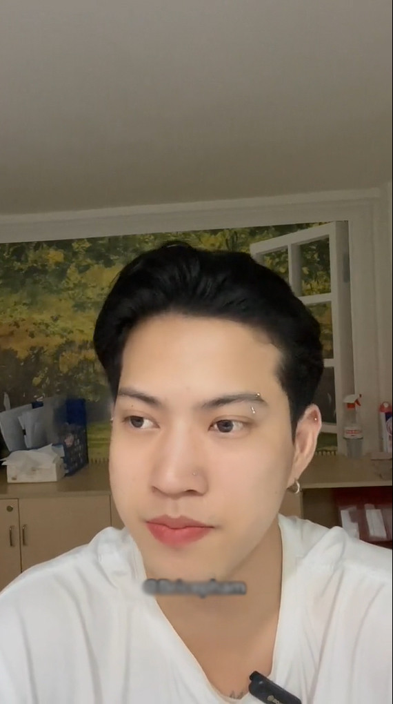 Đồng thời, em cũng muốn gửi lời xin lỗi tới bà cụ trong video trước đó. Ngoài ra, em cũng rất cảm ơn những anh chị TikTok đã cho video của em lên xu hướng để có thể gửi lời xin lỗi tới mọi người một cách rộng rãi nhất. Bây giờ em chị mong anh chị cho em một cơ hội để sửa sai, làm lại cuộc đời”. Nam Tiktoker nói thêm.