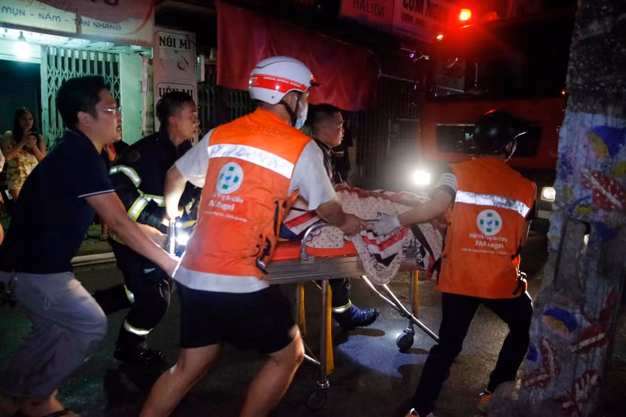 Việc ứng cứu người bị nạn rời khỏi hiện trường được các chiến sĩ PCCC nhanh tay thực hiện.