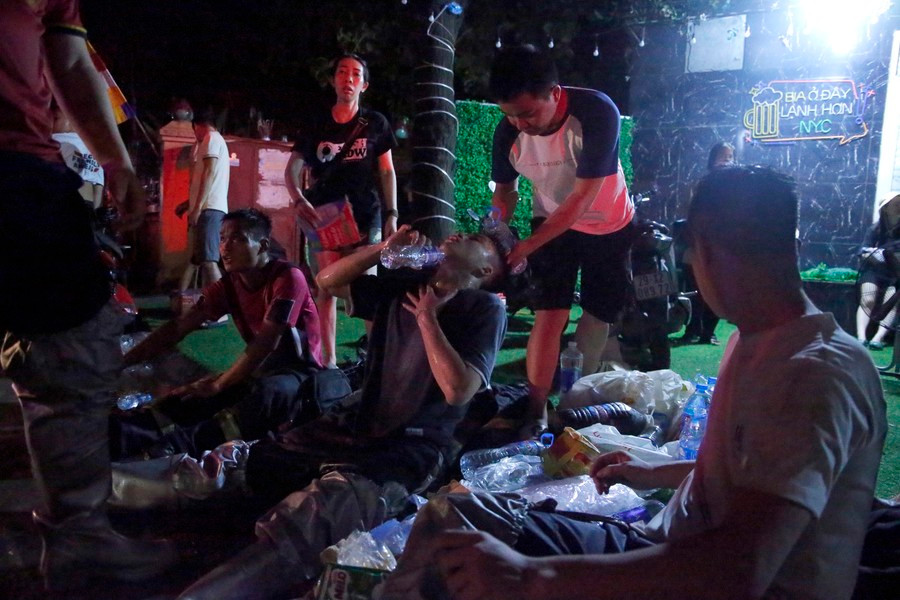 Đặc thù nghề nghiệp không cho phép các chiến sĩ PCCC nấn ná với thời gian bởi còn người bị nạn là họ còn phải lao lên để giải cứu.