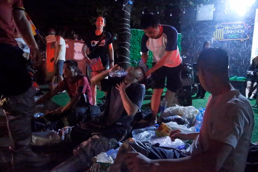 Đặc thù nghề nghiệp không cho phép các chiến sĩ PCCC nấn ná với thời gian bởi còn người bị nạn là họ còn phải lao lên để giải cứu.