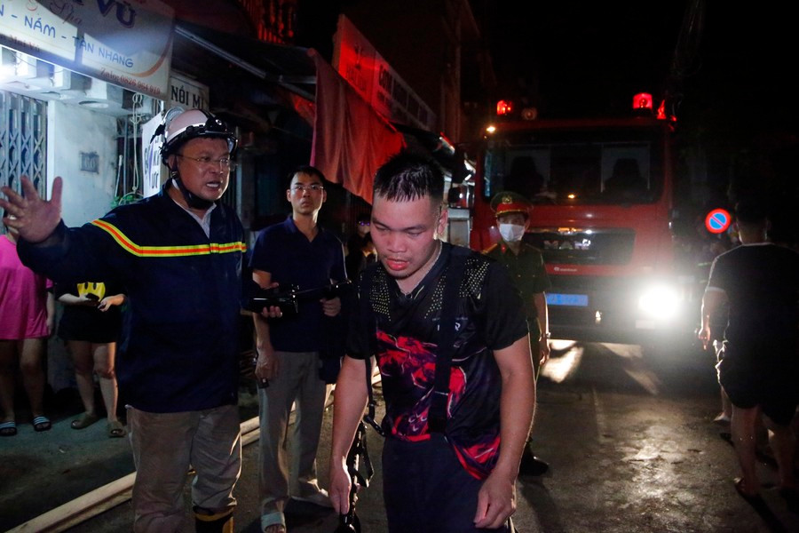 Những hình ảnh lính cứu hỏa Hà Nội bị thương, kiệt sức sau nhiều giờ chữa cháy.