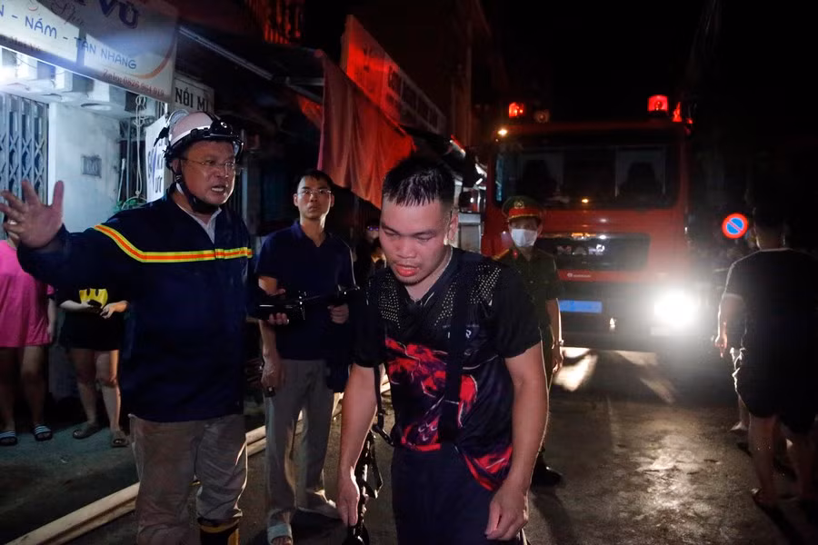 Những hình ảnh lính cứu hỏa Hà Nội bị thương, kiệt sức sau nhiều giờ chữa cháy.