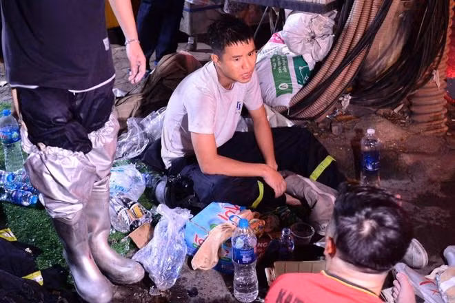 Ngay tại hiện trường, nhiều người dân đã nhanh chóng mang nước lạnh, đá và một số vật dụng cần thiết để cung cấp ngay cho các chiến sĩ PCCC để các anh tiếp tục công việc.