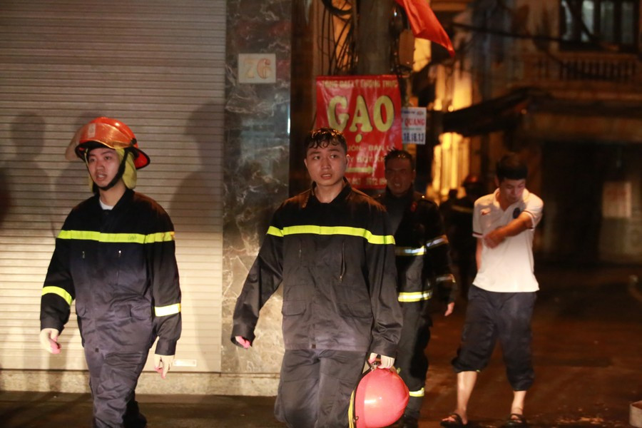 Chứng kiến những hình ảnh các chiến sĩ PCCC mặt đen sạm vì khói, kiệt sức bởi cứu người bị nạn khiến nhiều người không khỏi xót xa.