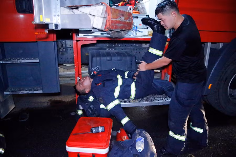 Liên tục trong gần 6 giờ, các chiến sĩ Cảnh sát PCCC&amp;CNCH CATP Hà Nội thay phiên nhau "chiến đấu" với giặc lửa để dập tắt đám cháy, cứu những nạn nhân ra khỏi hiện trường và tìm kiếm những người không may tử vong.