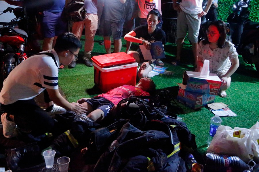 Vừa làm nhiệm vụ dập đám cháy vừa tìm kiếm người bị nạn, nhiều chiến sĩ PCCC đã gặp chấn thương như kiệt sức, chuột rút....