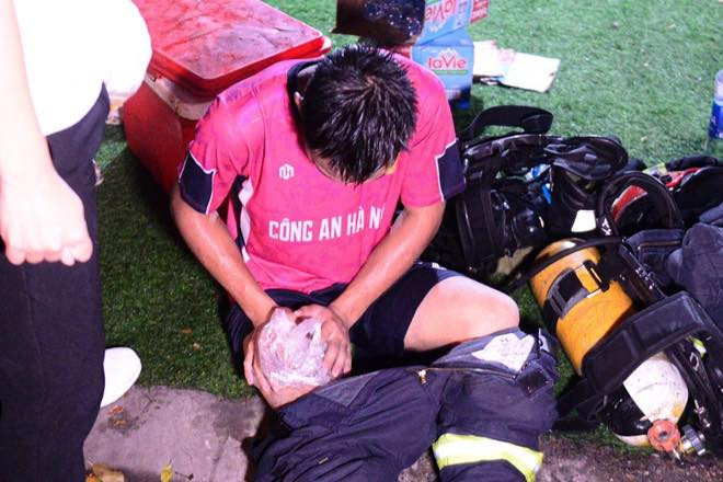 Bên cạnh những thông tin liên quan đến thương vọng của vụ cháy được cập nhật thì hình ảnh những chiến sĩ PCCC chiến đấu đến kiệt sức cũng khiến nhiều người vô cùng cảm động.