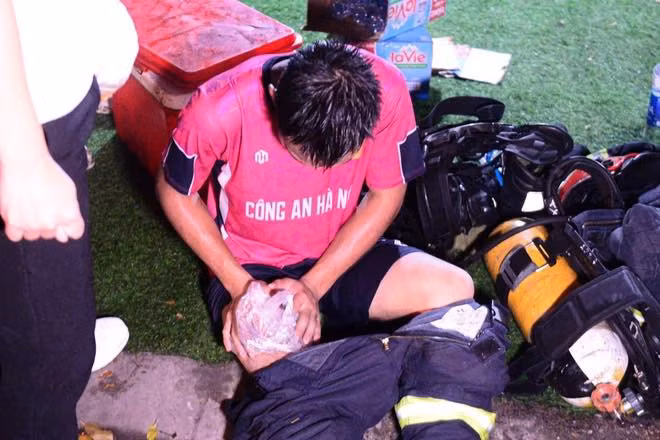 Bên cạnh những thông tin liên quan đến thương vọng của vụ cháy được cập nhật thì hình ảnh những chiến sĩ PCCC chiến đấu đến kiệt sức cũng khiến nhiều người vô cùng cảm động.