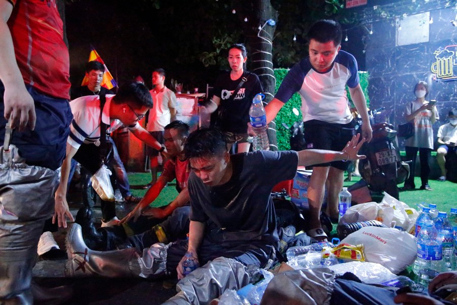 Trong khoảng thời gian giải quyết đám cháy, những chiến sĩ cảnh sát PCCC luôn tận tâm, hết mình vì công việc để làm sao dập tắt đám cháy, cứu người mắc kẹt, thời gian kéo dài khiến nhiều chiến sĩ kiệt sức.