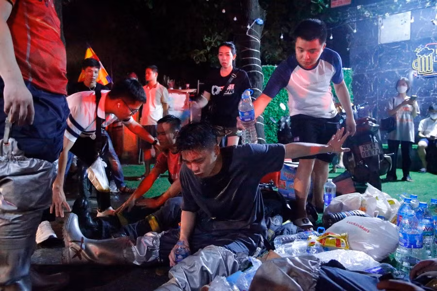 Trong khoảng thời gian giải quyết đám cháy, những chiến sĩ cảnh sát PCCC luôn tận tâm, hết mình vì công việc để làm sao dập tắt đám cháy, cứu người mắc kẹt, thời gian kéo dài khiến nhiều chiến sĩ kiệt sức.