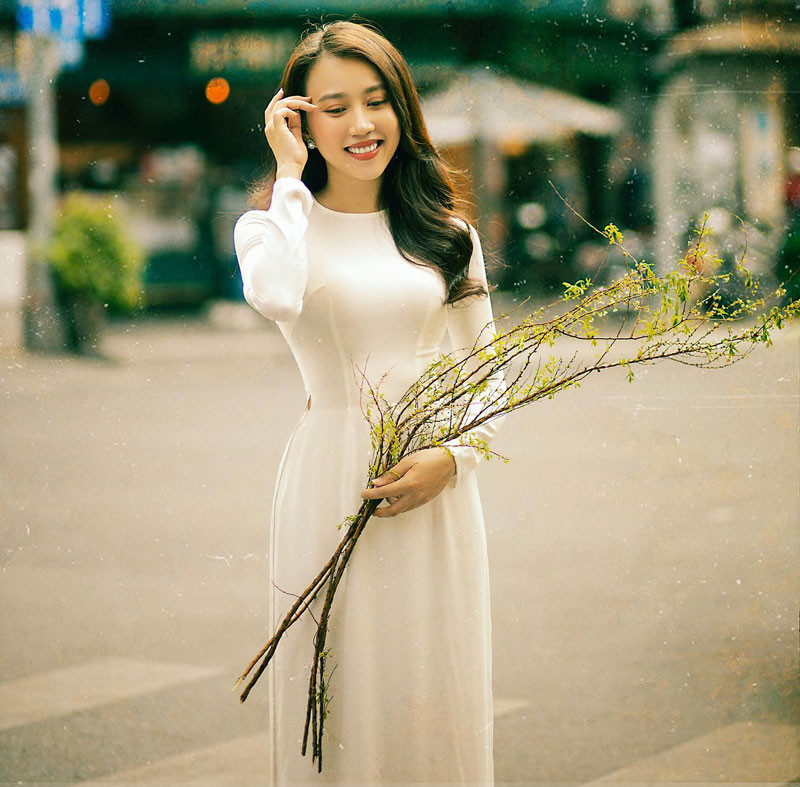 Hồng Loan nhận được nhiều lời khen trông quyến rũ, rạng rỡ, tươi trẻ, tràn đầy sức sống hơn từ sau khi chia tay Tiến Linh.