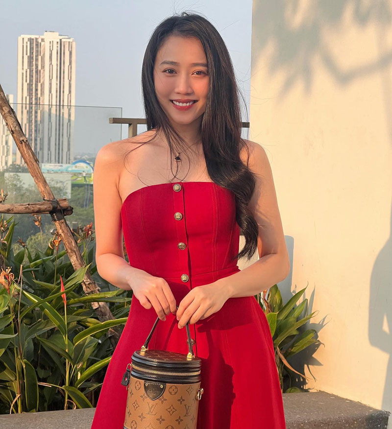 Khác hẳn với hình ảnh ngọt ngào tựa thiên thần trước kia, nàng ngọc nữ 9X khiến nhiều người xuýt xoa vè vẻ đẹp mỏng manh, quyến rũ.