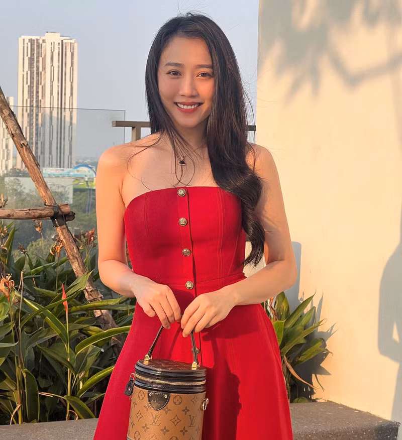 Khác hẳn với hình ảnh ngọt ngào tựa thiên thần trước kia, nàng ngọc nữ 9X khiến nhiều người xuýt xoa vè vẻ đẹp mỏng manh, quyến rũ.