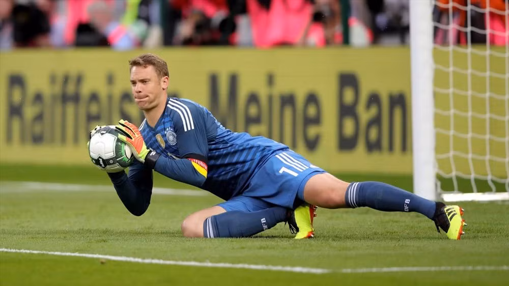 Neuer đã chơi ở các kỳ World Cup 2010, 2014 và 2018 mà Đức đã giành được cúp ở Brazil. Thủ thành đội tuyển Đức bước sang tuổi 37 vào tháng 3 năm sau và 41 tuổi vào năm 2026.