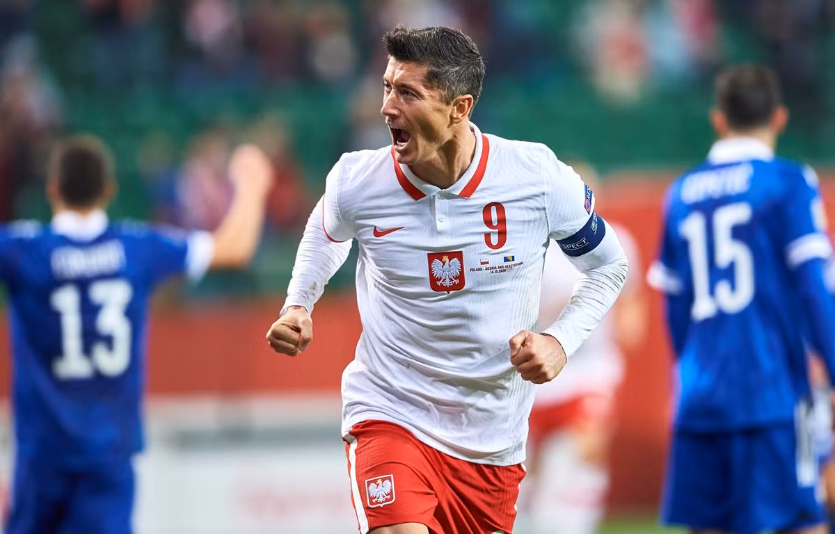 Robert Lewandowski là một trong những tiền đạo xuất sắc nhất thế hệ này, cầu thủ người Ba Lan là một trong những chân sút rất đáng xem.