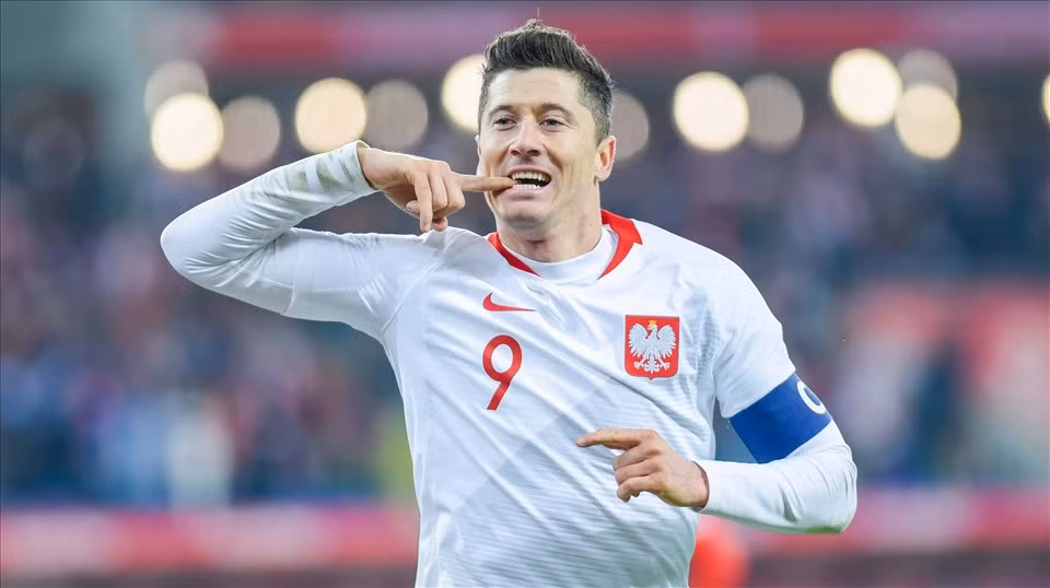 "Lewi" xuất hiện lần đầu tiên ở World Cup 2018, nhưng hiện tại đã 34 tuổi và sẽ bước sang tuổi 38 vào tháng 8-2026, tức là vào khoảng thời gian của giải đấu đó nếu Ba Lan vượt qua vòng loại.