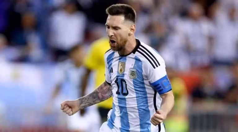Messi hiện đã 35 tuổi và bước vào tuổi 39 tuổi sau bốn năm nữa. Vì vậy, đây là thời điểm để đội tuyển Argentina hành động hơn sức mình để giúp “La Pulga” có thể lần đầu tiên nâng cao danh hiệu vô địch FIFA World Cup. Messi đã xuất hiện ở bốn kỳ World Cup trước đó: 2006, 2010, 2014 và 2018.