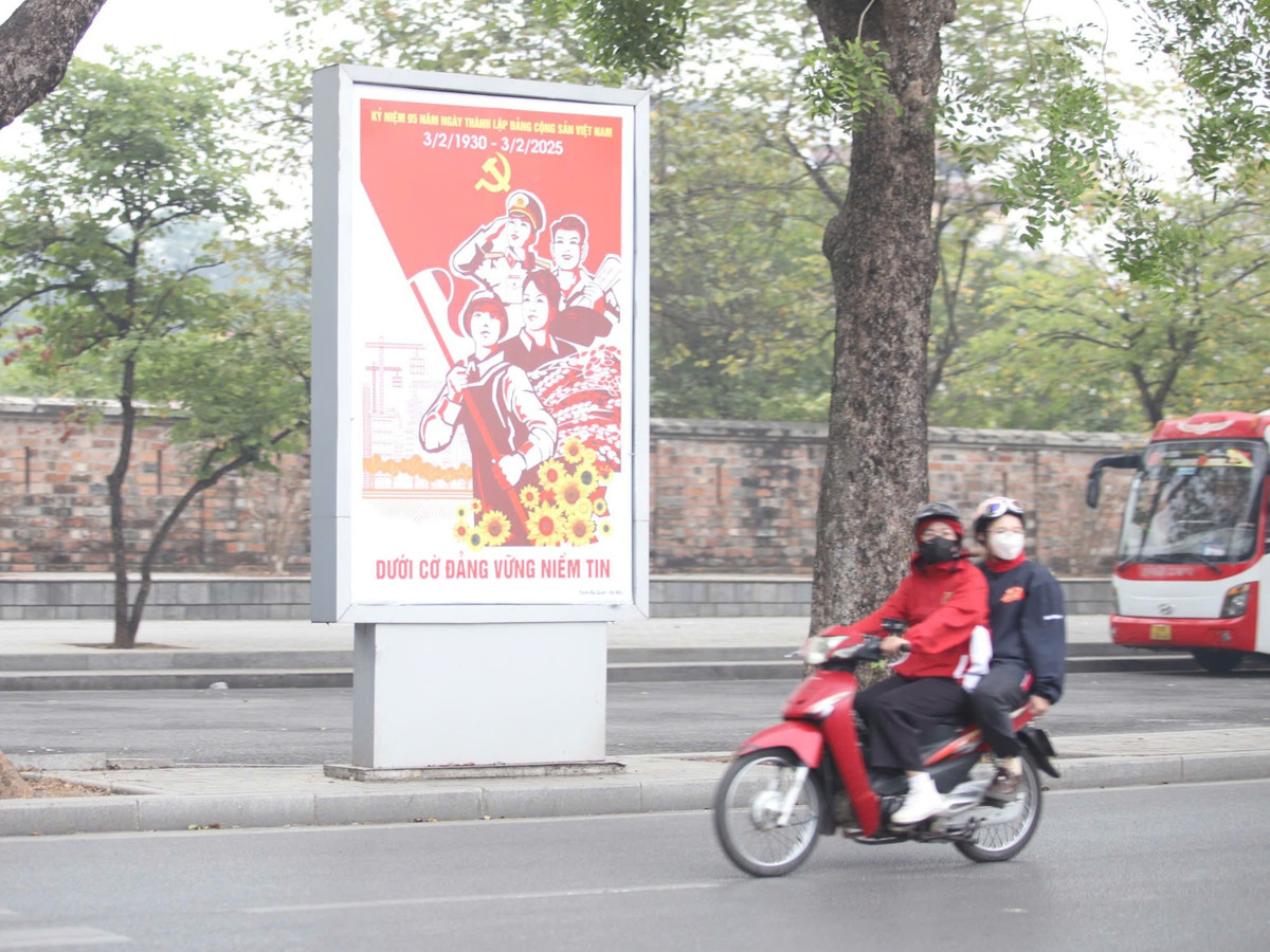 Một tấm pano cỡ lớn tại đường Hoàng Diệu đối diện với đài tưởng niệm các Anh Hùng Liệt Sĩ.