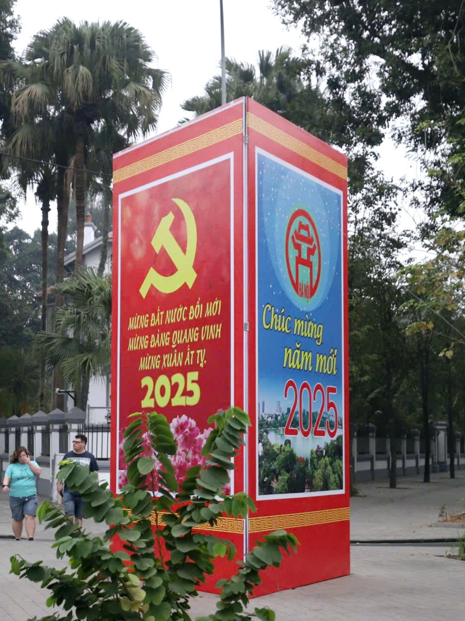 Những tấm pano khổ lớn hướng tới kỷ niệm 95 năm Ngày thành lập Đảng Cộng sản Việt Nam được đặt tại góc đường Điện Biên Phủ khu vực gần với Lăng Chủ tịch Hồ Chí Minh và Hoàng thành Thăng Long.