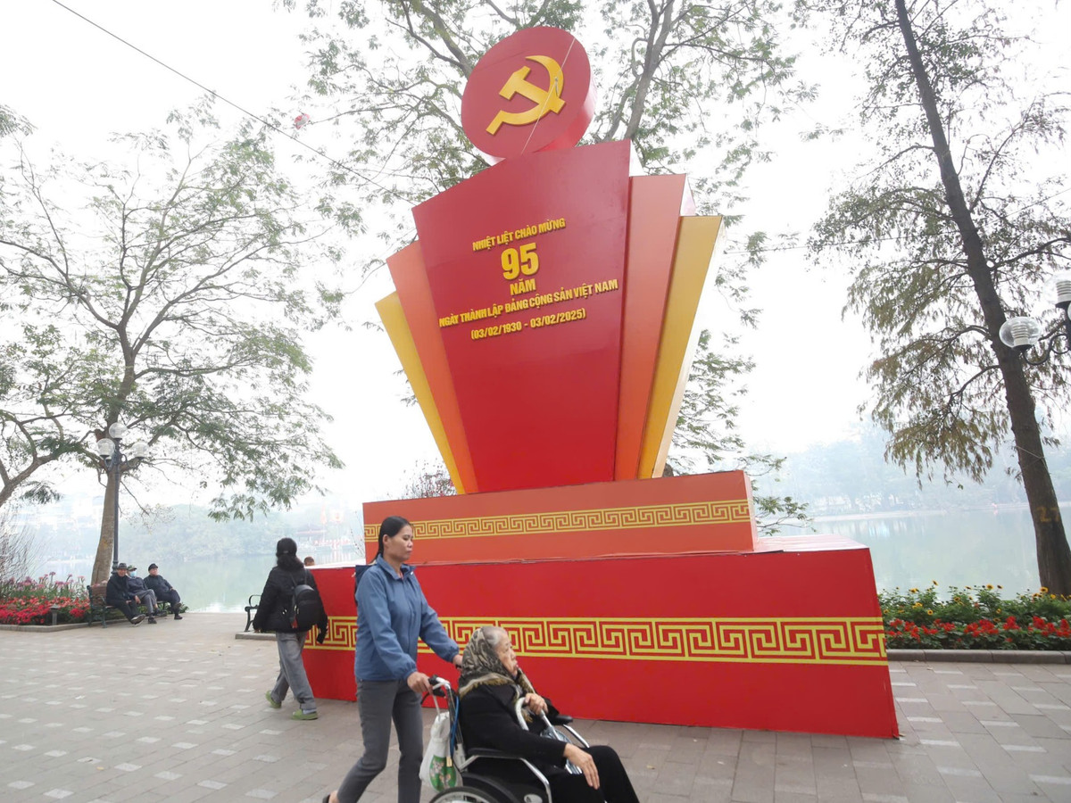 Khu vực trước của UBND TP Hà Nội cũng có tấm pano chào mừng 95 năm ngày thành lập Đảng Cộng Sản Việt Nam.