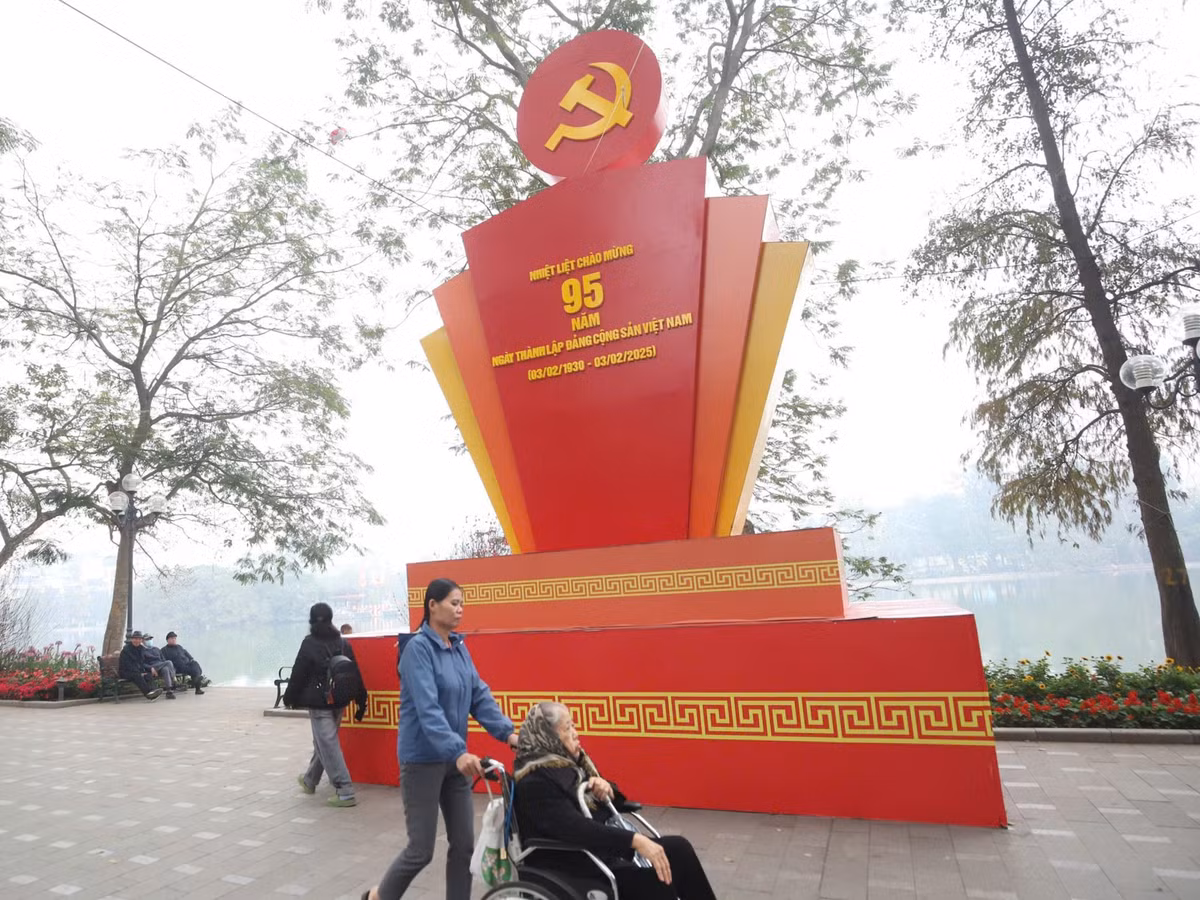 Khu vực trước của UBND TP Hà Nội cũng có tấm pano chào mừng 95 năm ngày thành lập Đảng Cộng Sản Việt Nam.