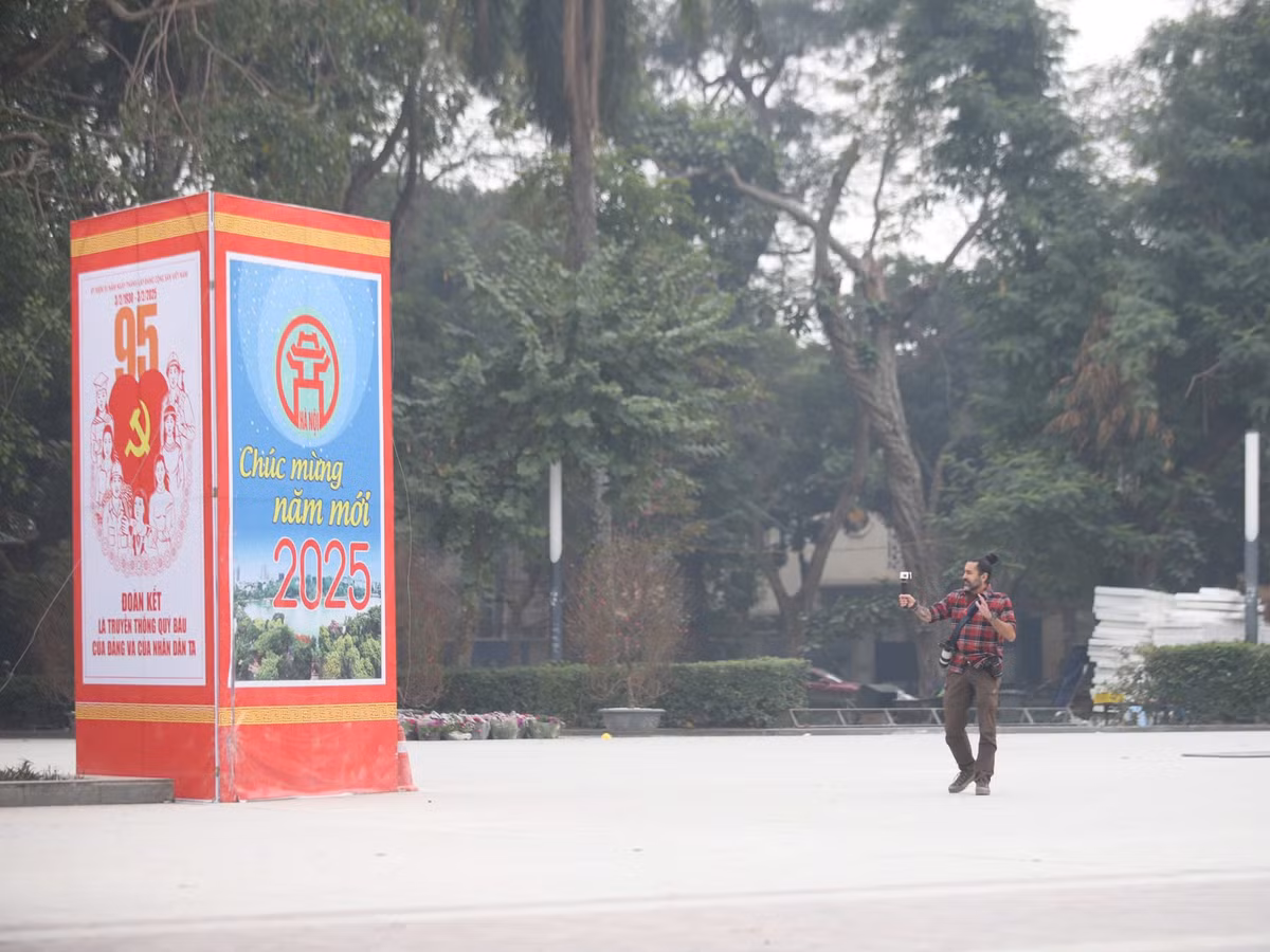 Từ phố lớn đến các con ngõ nhỏ đều được trang trí cờ hoa, băng rôn rực sắc đỏ, tạo không khí phấn khởi, vui tươi và tràn đầy lòng tự hào dân tộc.