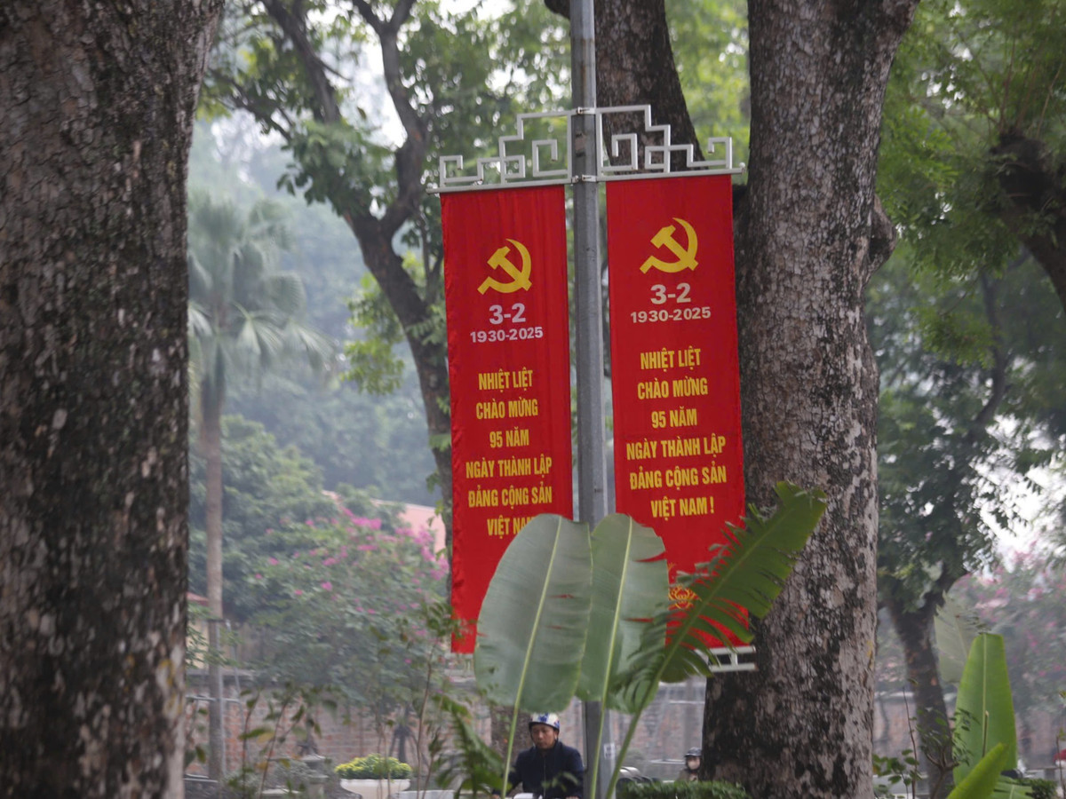 Khắp các đường phố đâu đâu cũng được trang hoàng những tấm khẩu hiệu Mừng Đảng Mừng Xuân.