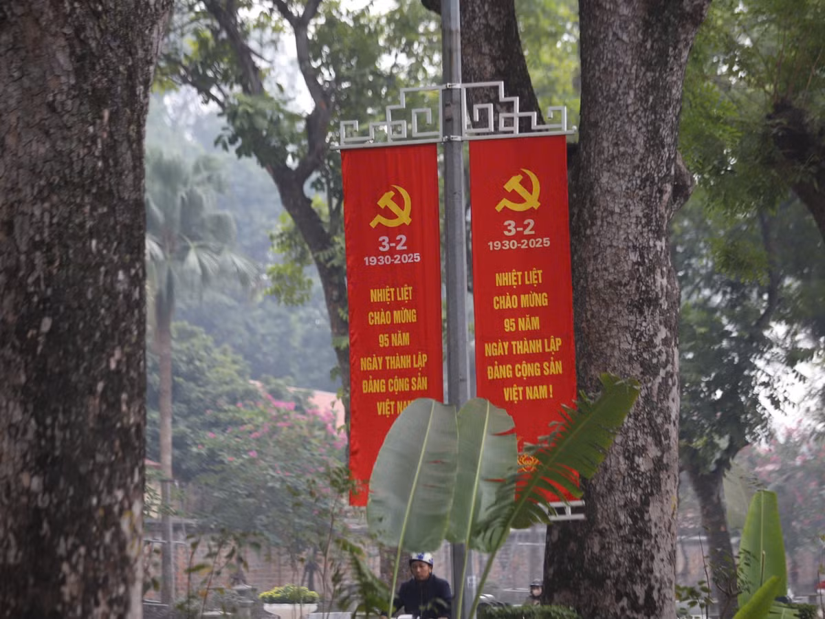 Khắp các đường phố đâu đâu cũng được trang hoàng những tấm khẩu hiệu Mừng Đảng Mừng Xuân.